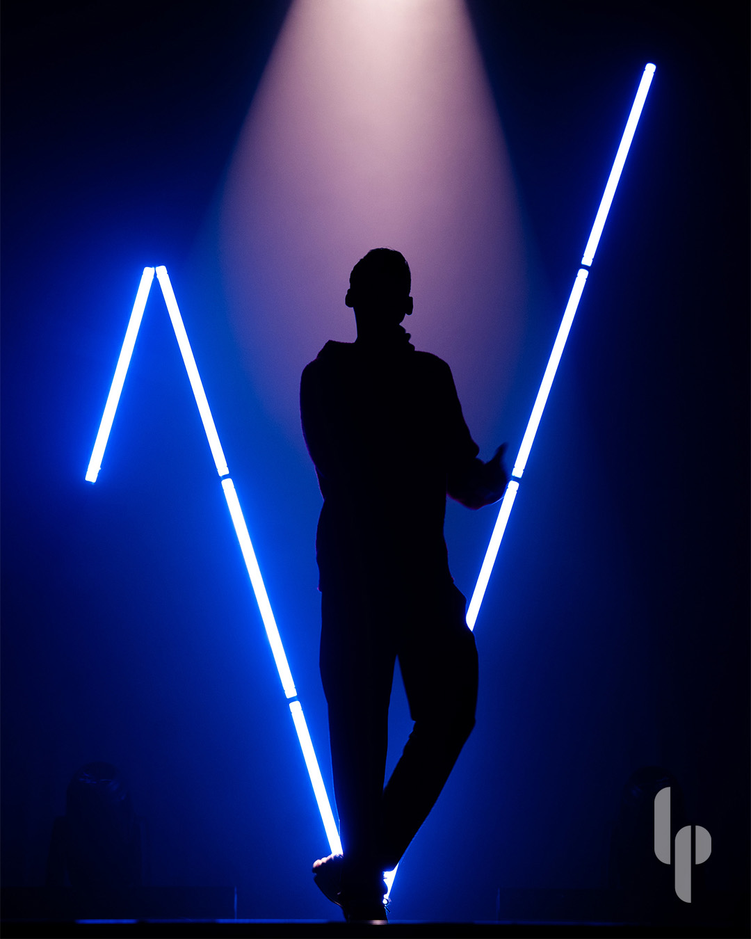 Silhouette néons bleus